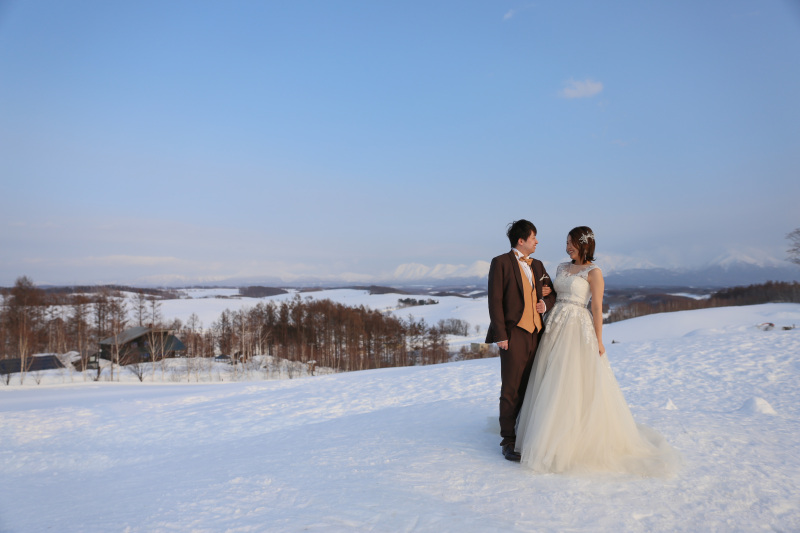 【冬ロケーション】ふわふわの雪が二人を包む。北海道の冬ウェディングフォトで、記憶に残る一日を